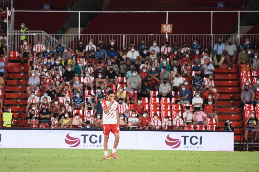 Iván Martos después de ser expulsado ante el Málaga. Iván Martos después de ser expulsado ante el Málaga.