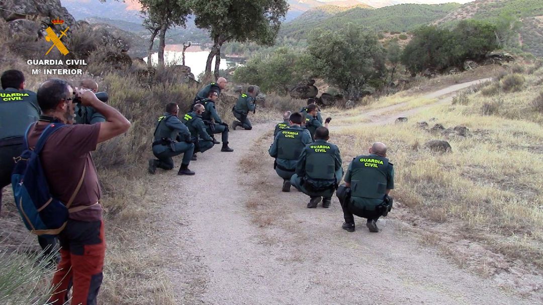Despliegue de la Guardia Civil en el Encinarejo para desarticular una plantación de marihuana. Despliegue de la Guardia Civil en el Encinarejo para desarticular una plantación de marihuana.
