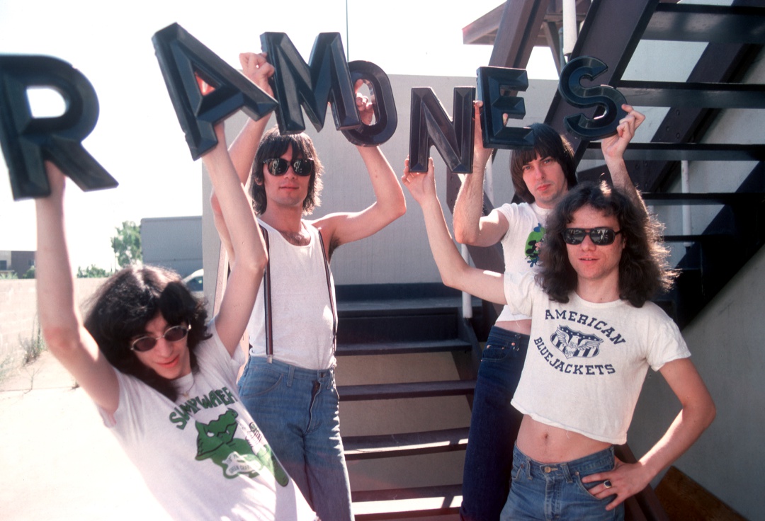 Joey Ramone, Dee Dee Ramone, Johnny Ramone y Tommy Ramone en una fotografía tomada en Los Ángeles en 1976 Joey Ramone, Dee Dee Ramone, Johnny Ramone y Tommy Ramone en una fotografía tomada en Los Ángeles en 1976