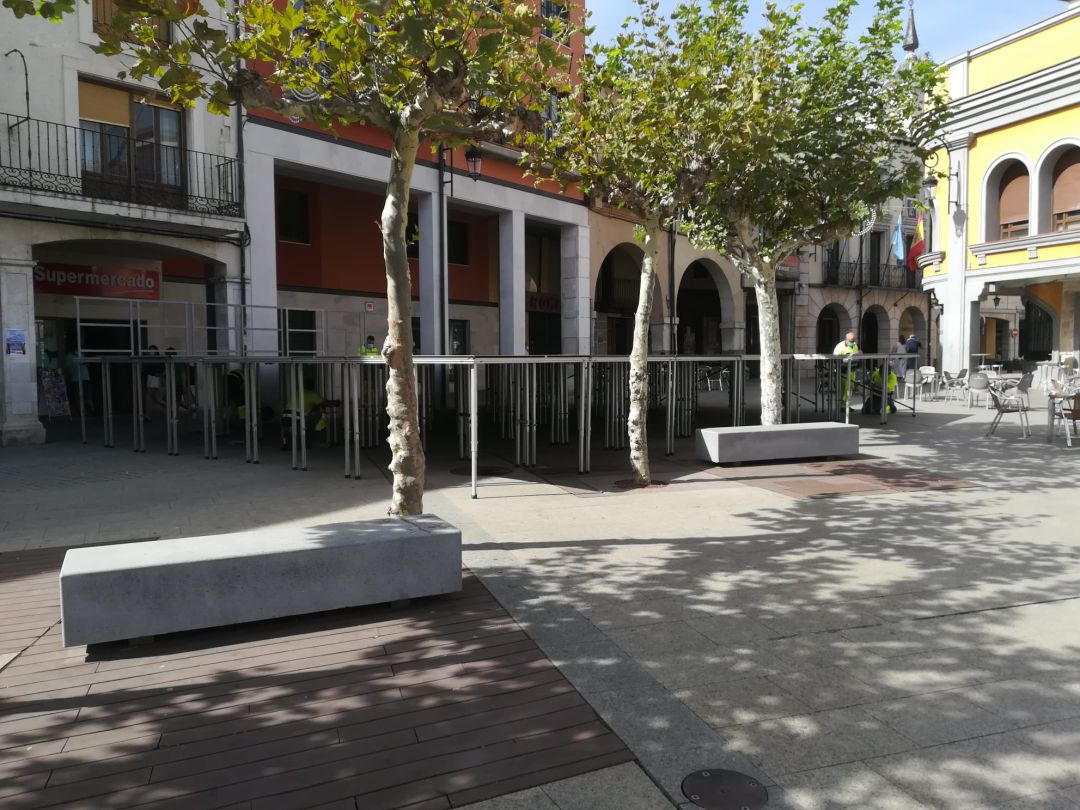 El escenario del acto del pregón se ha instalado esta vez junto al nuevo edificio de la Banca Pecho El escenario del acto del pregón se ha instalado esta vez junto al nuevo edificio de la Banca Pecho