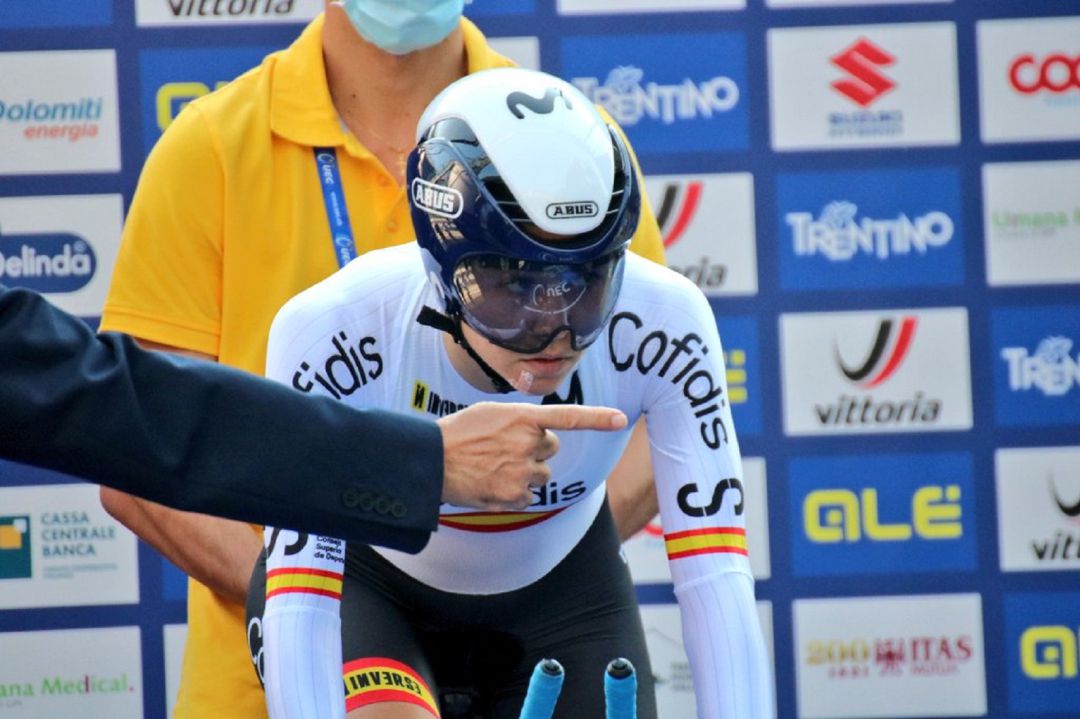 Sara Martín en la rampa de salida de la CRI Sub-23 de Trento con el maillot de la selección española. Sara Martín en la rampa de salida de la CRI Sub-23 de Trento con el maillot de la selección española.