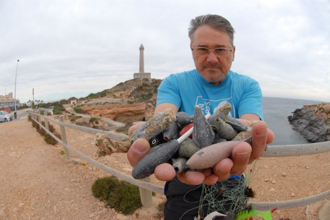 José Luis Alcaide con plomo recogido en una inmersión en Cabo de Palos José Luis Alcaide con plomo recogido en una inmersión en Cabo de Palos