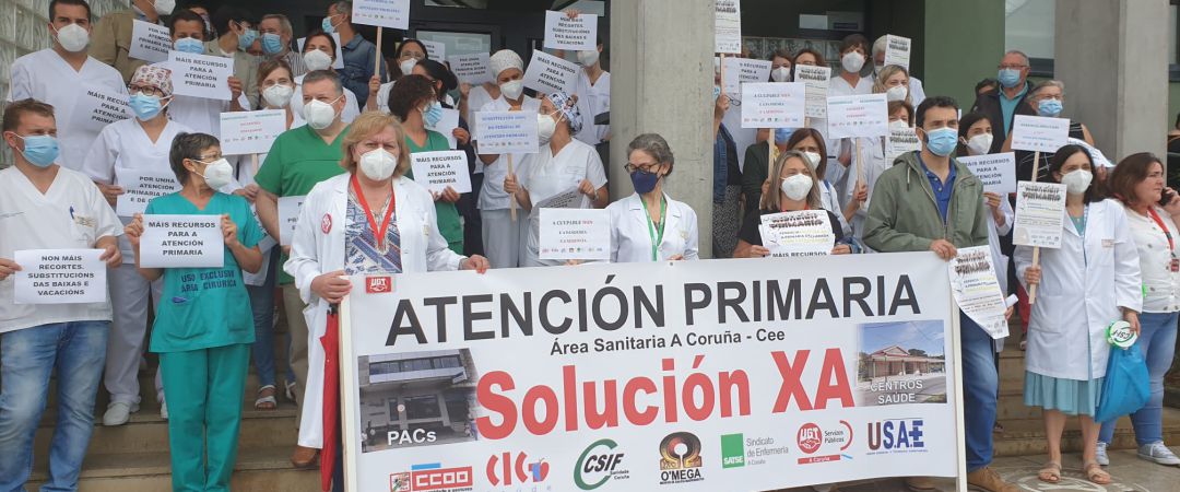 Representantes de la Comisión de Atención Primaria del Área Sanitaria de A Coruña-Cee se concentra ante el centro de salud de Carballo Representantes de la Comisión de Atención Primaria del Área Sanitaria de A Coruña-Cee se concentra ante el centro de salud de Carballo