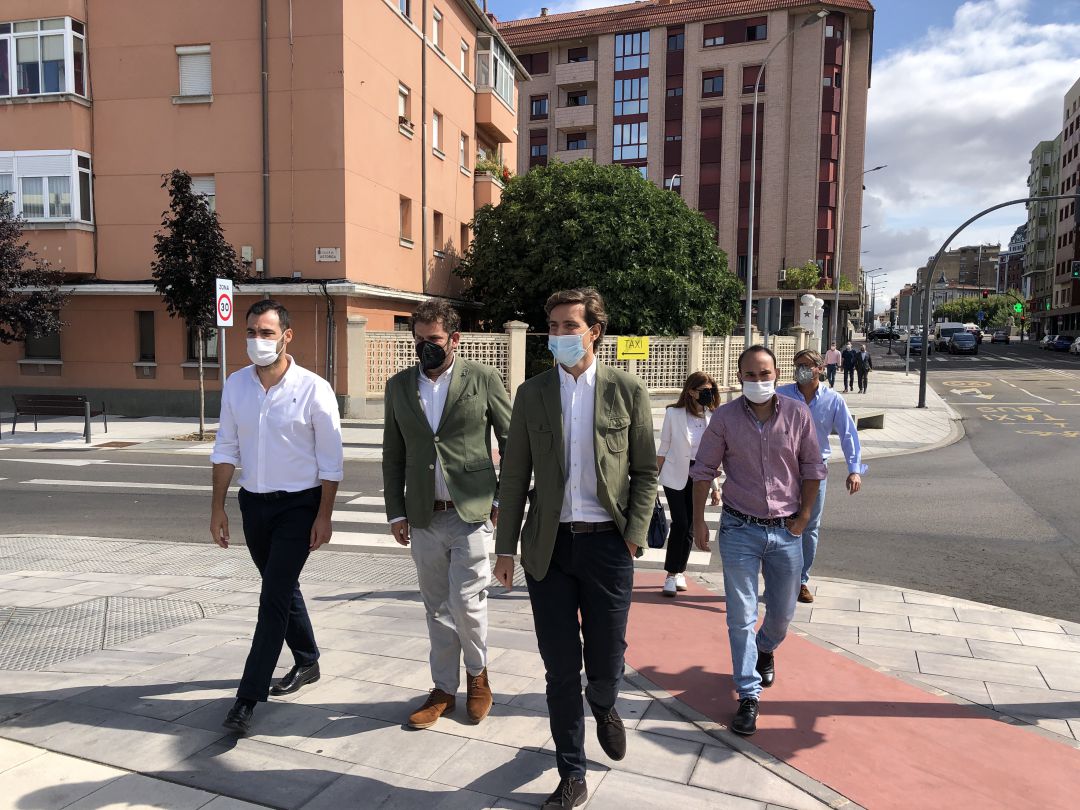 Pablo Montesinos, flanqueado por la nueva cúpula directiva del PP leonés Pablo Montesinos, flanqueado por la nueva cúpula directiva del PP leonés