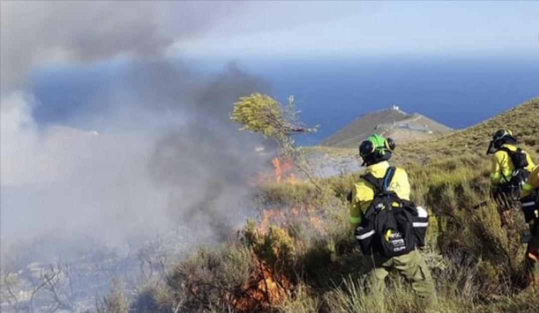 Efectivos del Infoca sofocando el incendio del Pico del Águila en Gualchos Efectivos del Infoca sofocando el incendio del Pico del Águila en Gualchos