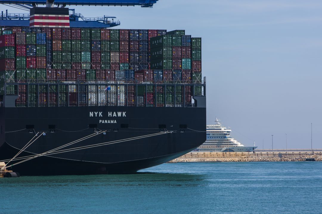 Buque atracado en el puerto de València Buque atracado en el puerto de València