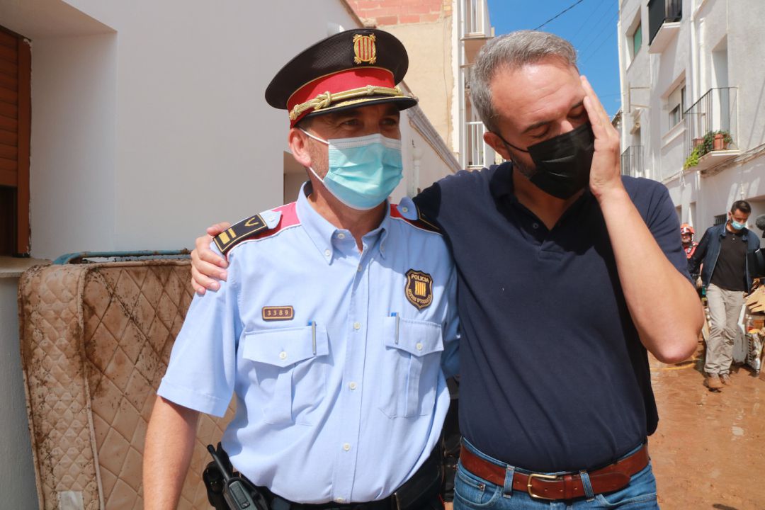 Pla mitjà de l'alcalde d'Alcanar, Joan Roig i un agent dels Mossos d'Esquadra, durant la visita a la zona més afectada pels aiguats a les Cases d'Alcanar el 2 de setembre de 2021. Pla mitjà de l'alcalde d'Alcanar, Joan Roig i un agent dels Mossos d'Esquadra, durant la visita a la zona més afectada pels aiguats a les Cases d'Alcanar el 2 de setembre de 2021.