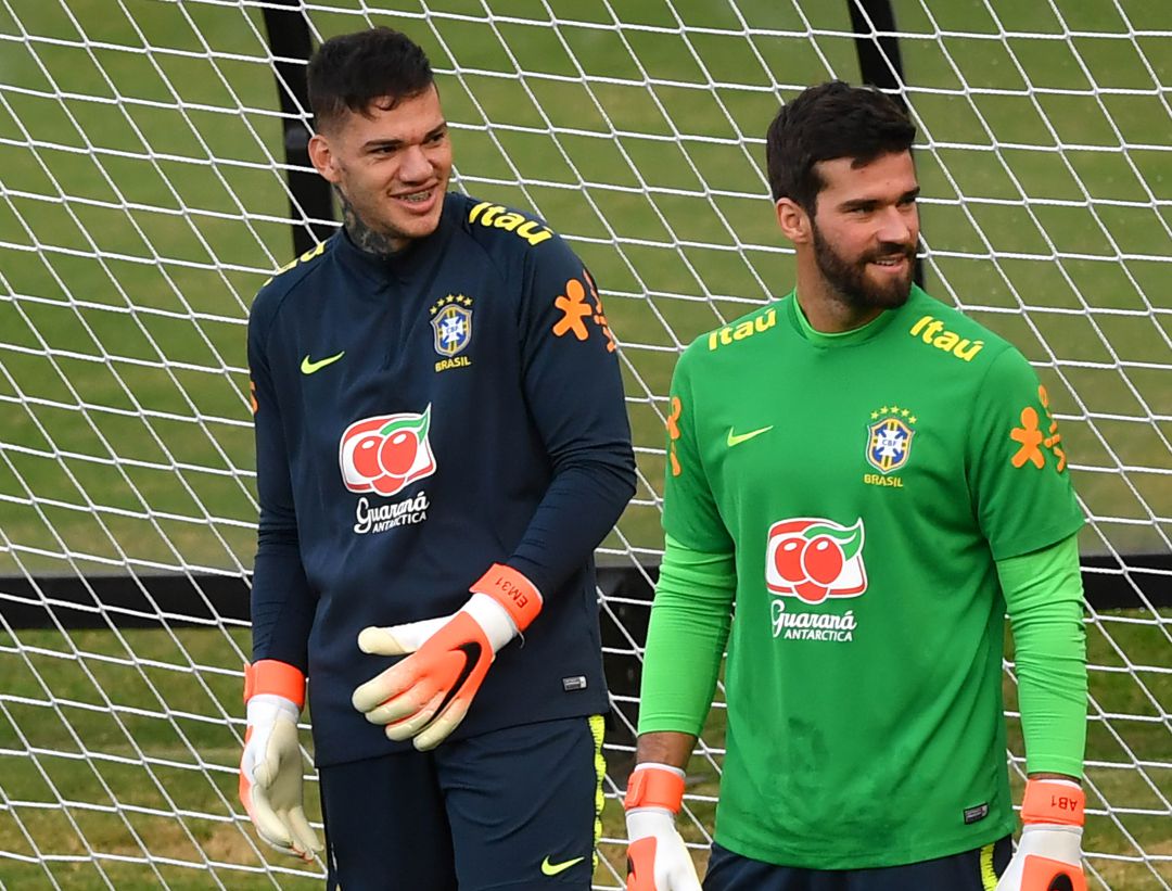 Ederson y Alisson en una concentración brasileña Ederson y Alisson en una concentración brasileña