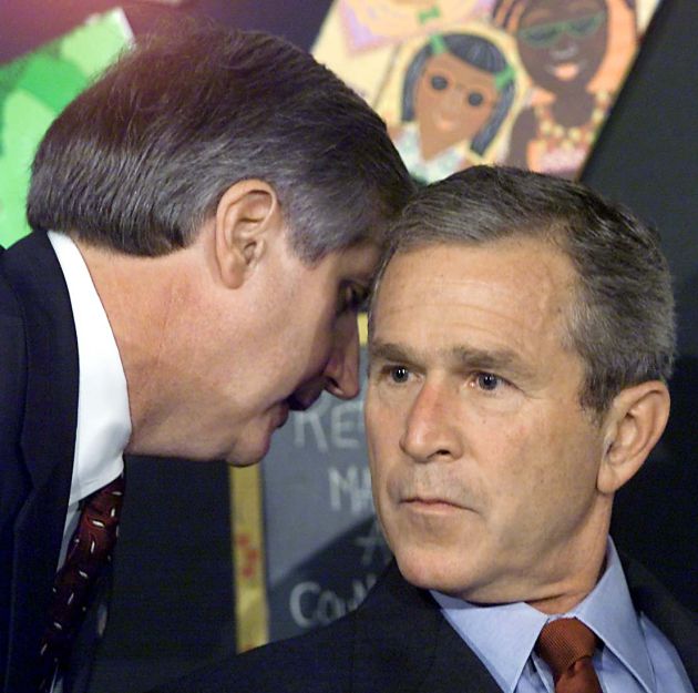 Momento en el que George Bush recibe la información de que un avión ha impactado en una de las Torres Gemelas. Momento en el que George Bush recibe la información de que un avión ha impactado en una de las Torres Gemelas.