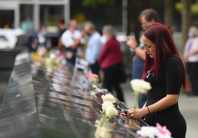Una mujer rinde homenaje a las víctimas de los atentados del 11-S en el lugar en el que se alzaban las Torres Gemelas. Una mujer rinde homenaje a las víctimas de los atentados del 11-S en el lugar en el que se alzaban las Torres Gemelas.