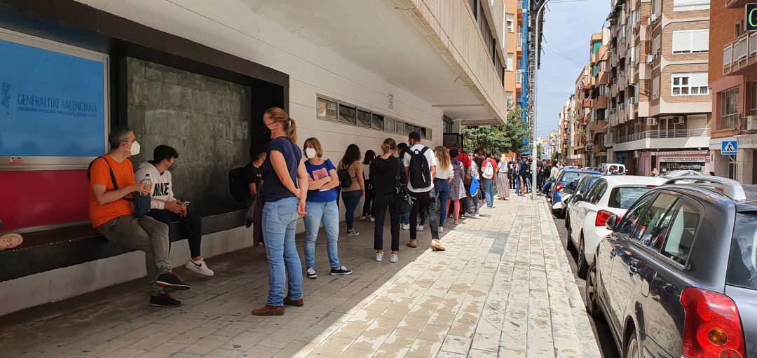 Colas en el proceso de matriculación este verano en la EOI de Alicante. Colas en el proceso de matriculación este verano en la EOI de Alicante.