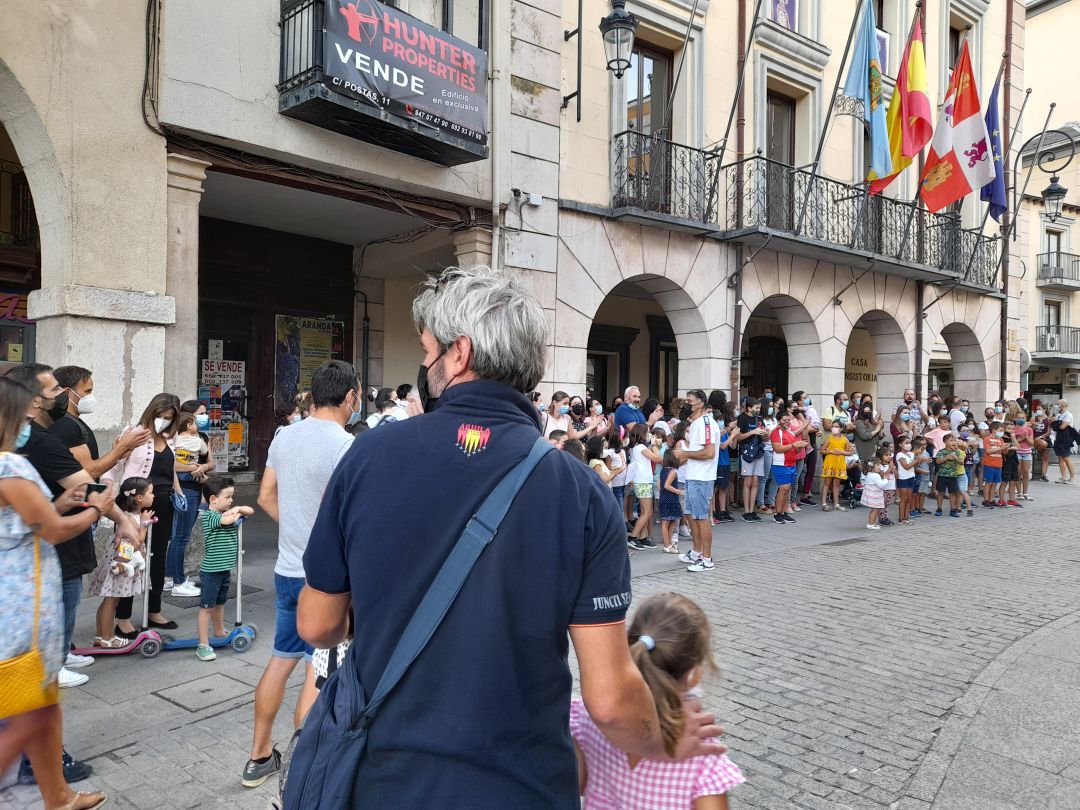 Concentración de padres y madres del Colegio Santa María frente al Ayuntamiento de Aranda Concentración de padres y madres del Colegio Santa María frente al Ayuntamiento de Aranda