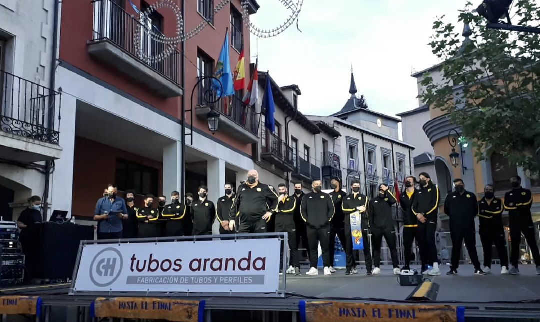 La plantilla del Villa de Aranda durante su presentación en la Plaza Mayor. La plantilla del Villa de Aranda durante su presentación en la Plaza Mayor.