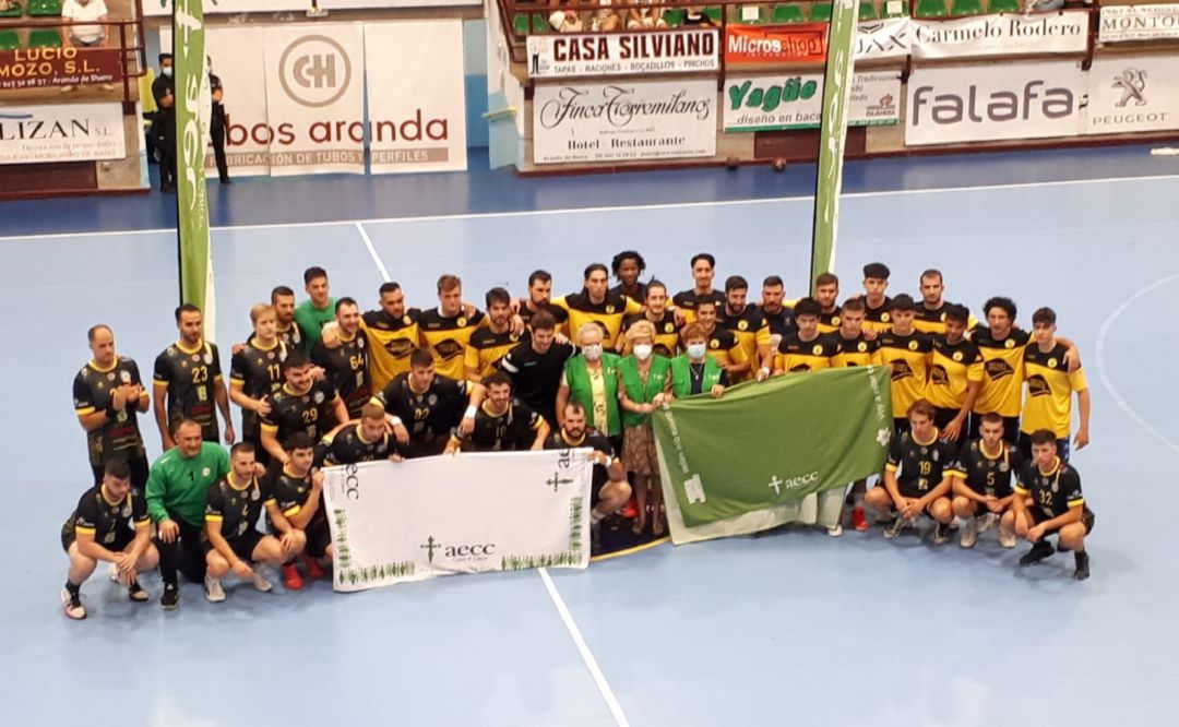 Las plantillas del Tubos Aranda y Balonmano Soria se inmortalizaron con los miembros de la AECC de Aranda de Duero antes del partido. Las plantillas del Tubos Aranda y Balonmano Soria se inmortalizaron con los miembros de la AECC de Aranda de Duero antes del partido.