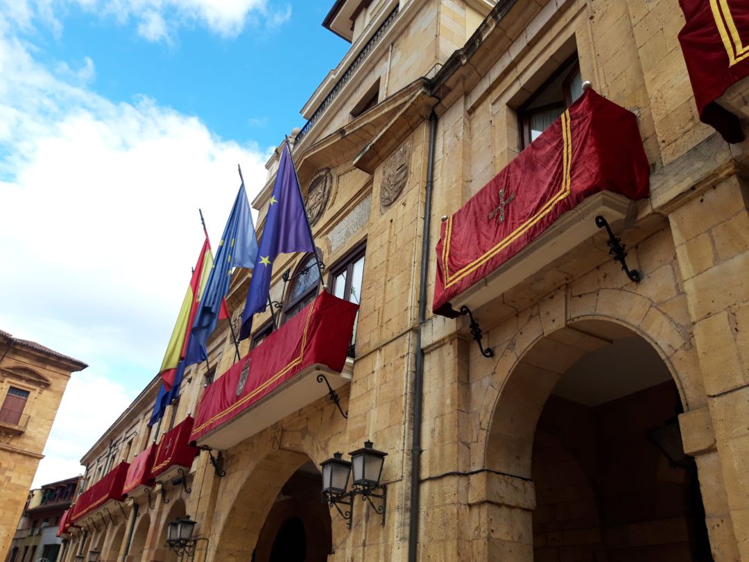 Los balcones del Ayuntamiento engalanados para las fiestas Los balcones del Ayuntamiento engalanados para las fiestas