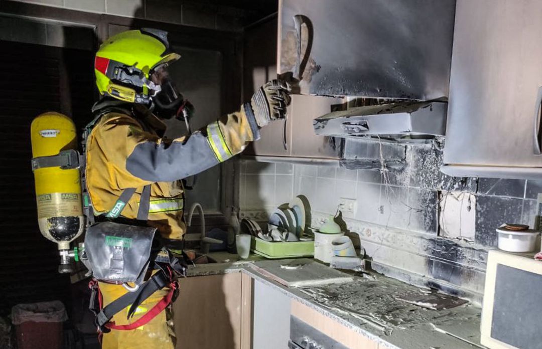 Los efectivos examinan la cocina del domicilio incendiado en Polop Los efectivos examinan la cocina del domicilio incendiado en Polop