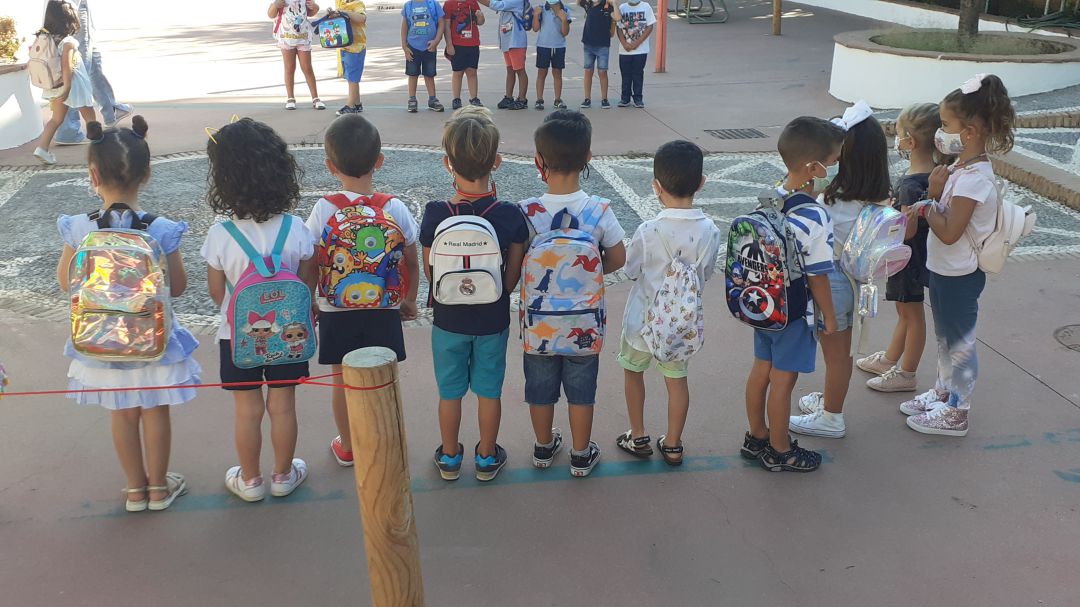 Un grupo de niños espera su turno para entrar en clase Un grupo de niños espera su turno para entrar en clase