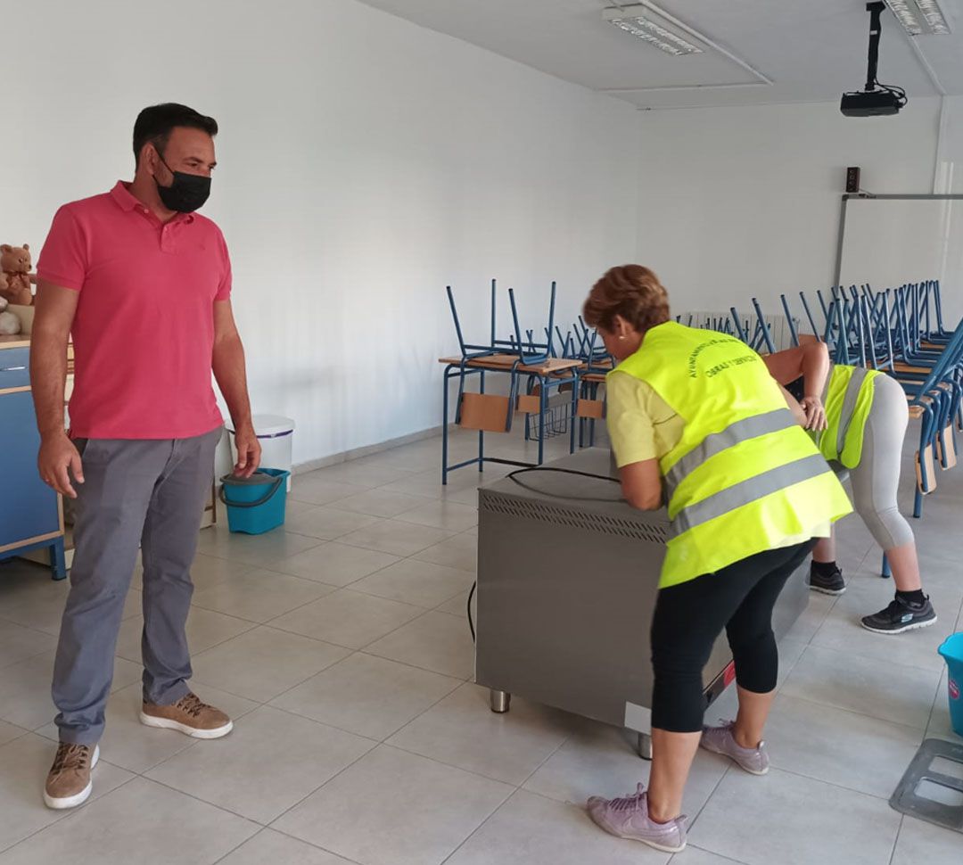 Operarios municipales de Vegas del Genil (Granada) acondicionan un centro escolar ante la vuelta al cole Operarios municipales de Vegas del Genil (Granada) acondicionan un centro escolar ante la vuelta al cole