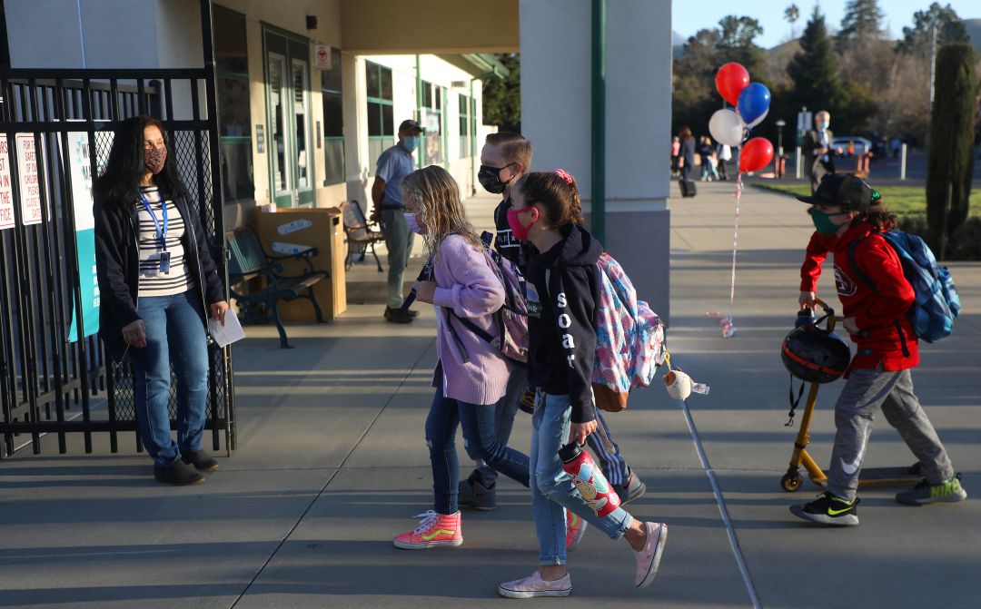 Niños y niñas de algunas localidades jiennenses han tenido que buscarse la vida para poder llegar al primer día de escolarización en el centro Niños y niñas de algunas localidades jiennenses han tenido que buscarse la vida para poder llegar al primer día de escolarización en el centro
