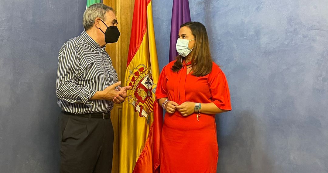 El presidente de Cruz Roja en Jaén, José Boyano, habla con Ángeles Díaz, concejala de Políticas Sociales El presidente de Cruz Roja en Jaén, José Boyano, habla con Ángeles Díaz, concejala de Políticas Sociales
