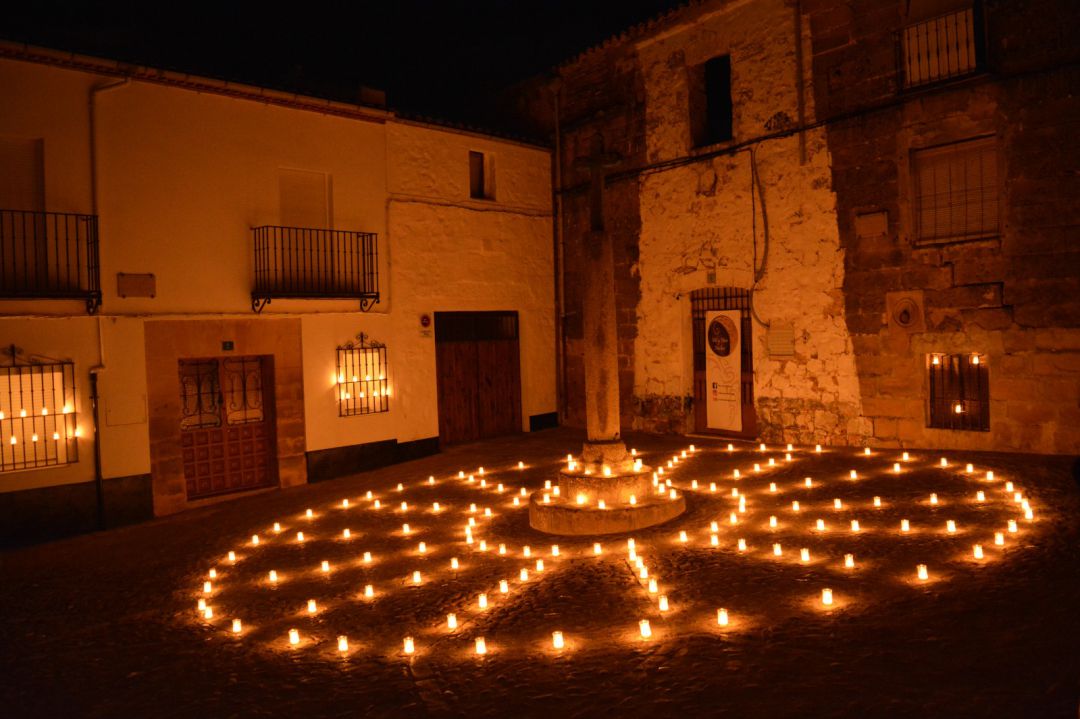 Baeza, ciudad Patrimonio de la Humanidad, resulta aún más encantadora con las luces eléctricas desvanecidas y tan solo iluminada con candiles en sus plazas y callejones Baeza, ciudad Patrimonio de la Humanidad, resulta aún más encantadora con las luces eléctricas desvanecidas y tan solo iluminada con candiles en sus plazas y callejones