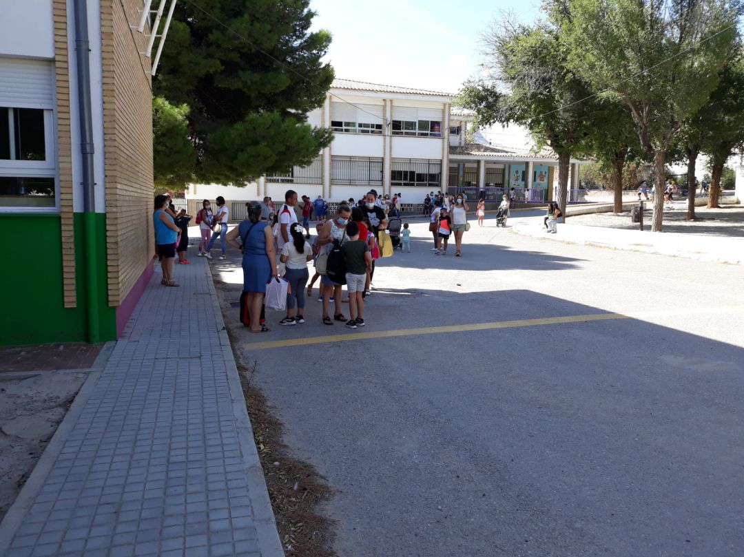 Escolares a la espera de entrar en el Colegio Arroquia Martínez Escolares a la espera de entrar en el Colegio Arroquia Martínez