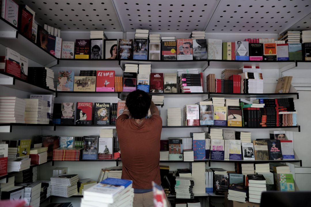 Un hombre coloca una de las casetas de la Feria del Libro, el pasado 9 de septiembre de 2021, en Madrid. Un hombre coloca una de las casetas de la Feria del Libro, el pasado 9 de septiembre de 2021, en Madrid.