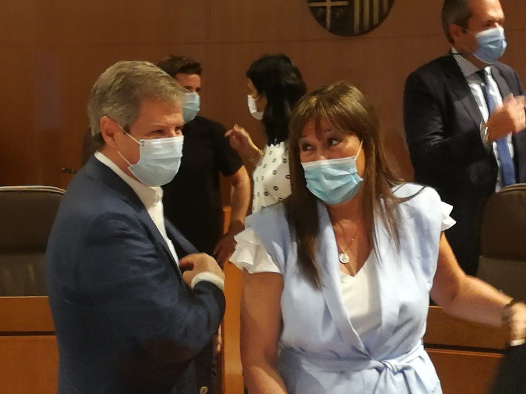 La consejera de Sanidad, Sira Repollés, en la sesión de las Cortes, junto al portavoz de Ciudadanos, Daniel Pérez La consejera de Sanidad, Sira Repollés, en la sesión de las Cortes, junto al portavoz de Ciudadanos, Daniel Pérez