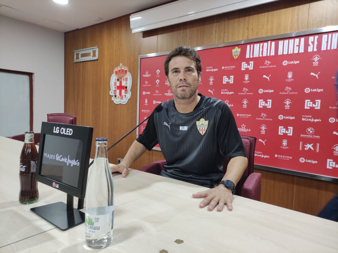 Rubi antes de comenzar la rueda de prensa. Rubi antes de comenzar la rueda de prensa.