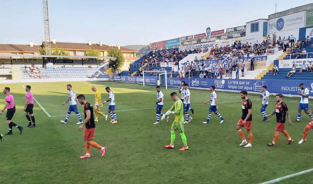 Salida de los jugadores de Alcoyano y el Sabadell en el Campo Municipal de El Collao Salida de los jugadores de Alcoyano y el Sabadell en el Campo Municipal de El Collao