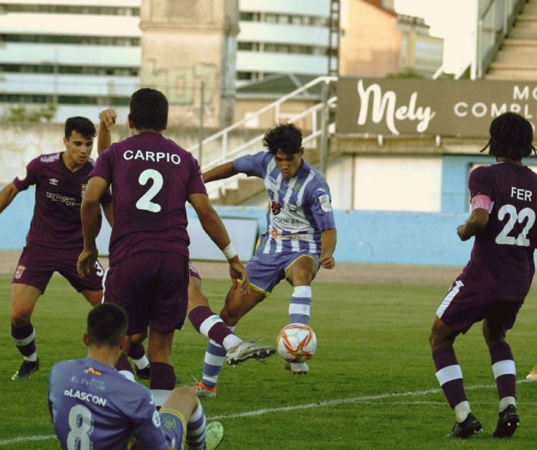 El delantero canario, John Álex, intenta zafarse de la defensa del Palencia en el duelo copero del pasado miércoles. El delantero canario, John Álex, intenta zafarse de la defensa del Palencia en el duelo copero del pasado miércoles.