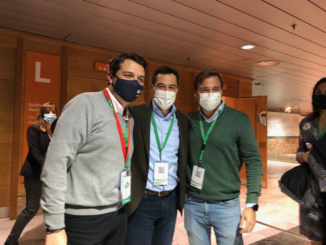 El alcalde José María Bellido con el presidente de la Junta Juan Manuel Moreno Bonilla y el delegado del Gobierno en Córdoba, Antonio Repullo en el congreso del PP de Andalucía El alcalde José María Bellido con el presidente de la Junta Juan Manuel Moreno Bonilla y el delegado del Gobierno en Córdoba, Antonio Repullo en el congreso del PP de Andalucía