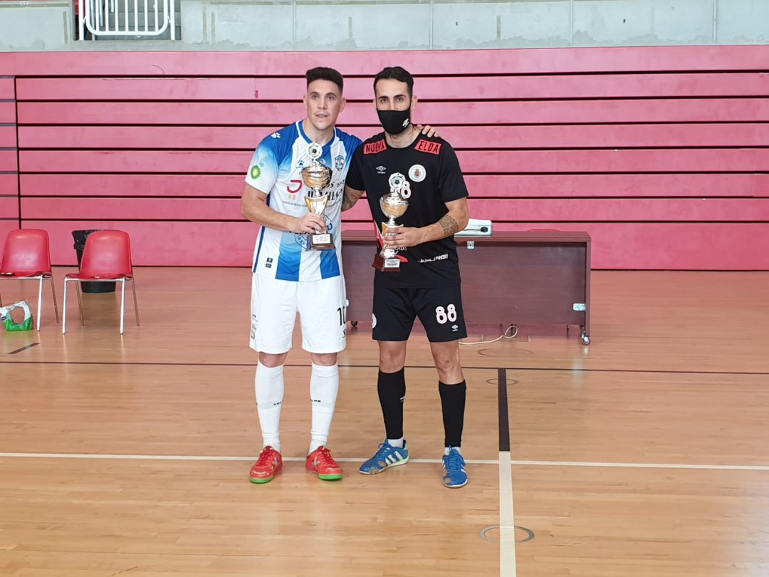 Los capitanes del Jumilla y del Nueva Elda con los trofeos Los capitanes del Jumilla y del Nueva Elda con los trofeos