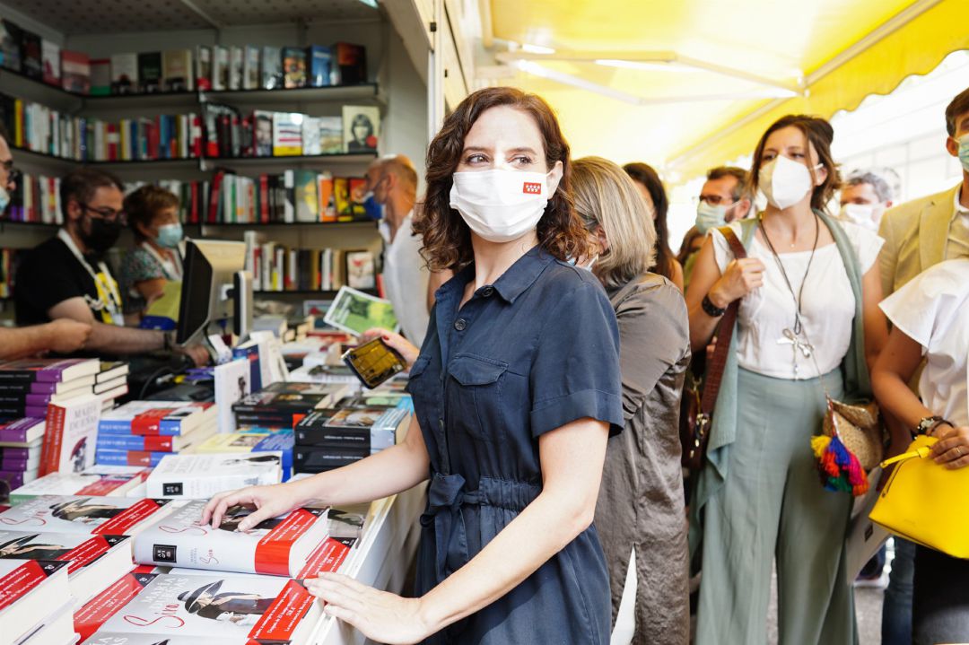 La presidenta de la Comunidad de Madrid, Isabel Díaz Ayuso, visita la 80º edición de la Feria del Libro La presidenta de la Comunidad de Madrid, Isabel Díaz Ayuso, visita la 80º edición de la Feria del Libro