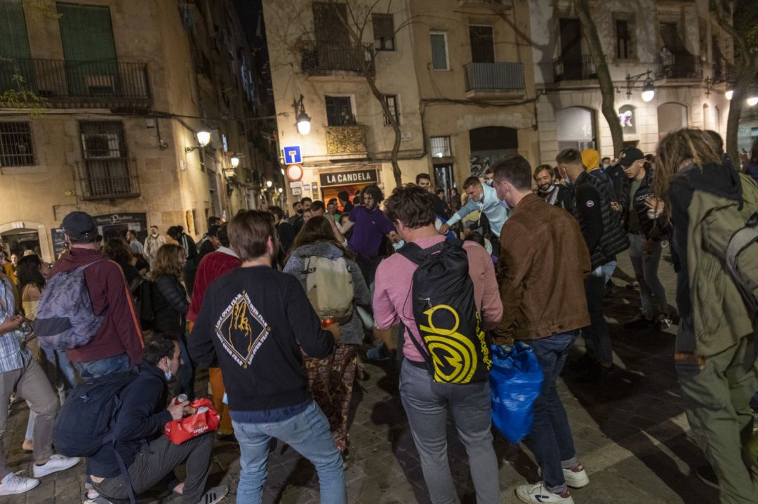 Grupos de personas festejan en la calle. Grupos de personas festejan en la calle.