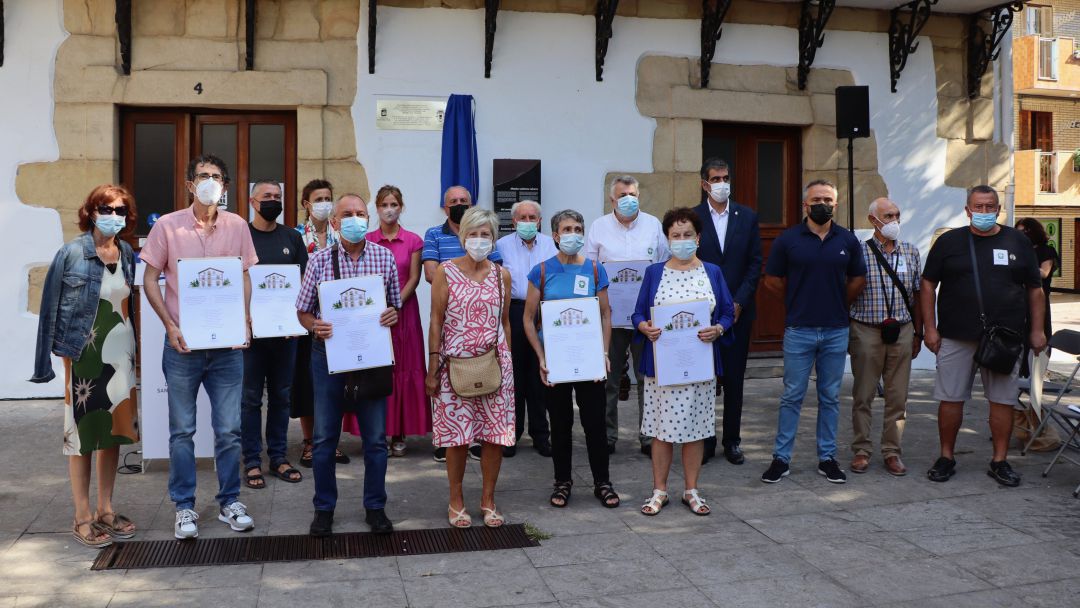 Familiares de los miembros de la última corporación municipal de Altza junto al alcalde de San Sebastián, Eneko Goia Familiares de los miembros de la última corporación municipal de Altza junto al alcalde de San Sebastián, Eneko Goia