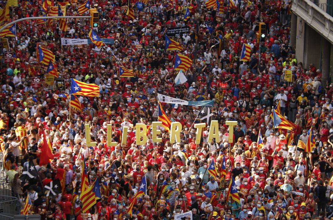Los manifestantes bajando por la Via Laietana de Barcelona Los manifestantes bajando por la Via Laietana de Barcelona
