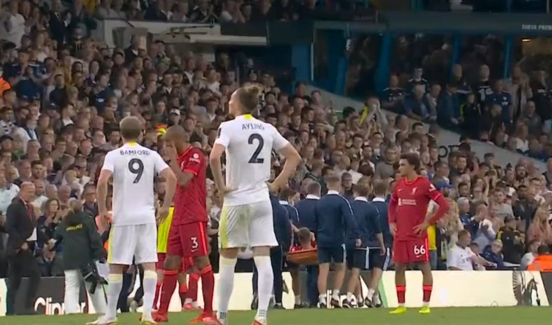 Momento de la salida de Elliott de Elland Road. Momento de la salida de Elliott de Elland Road.