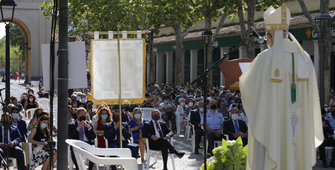 El obispo Ángel Fernández oficiando la misa de este domingo El obispo Ángel Fernández oficiando la misa de este domingo