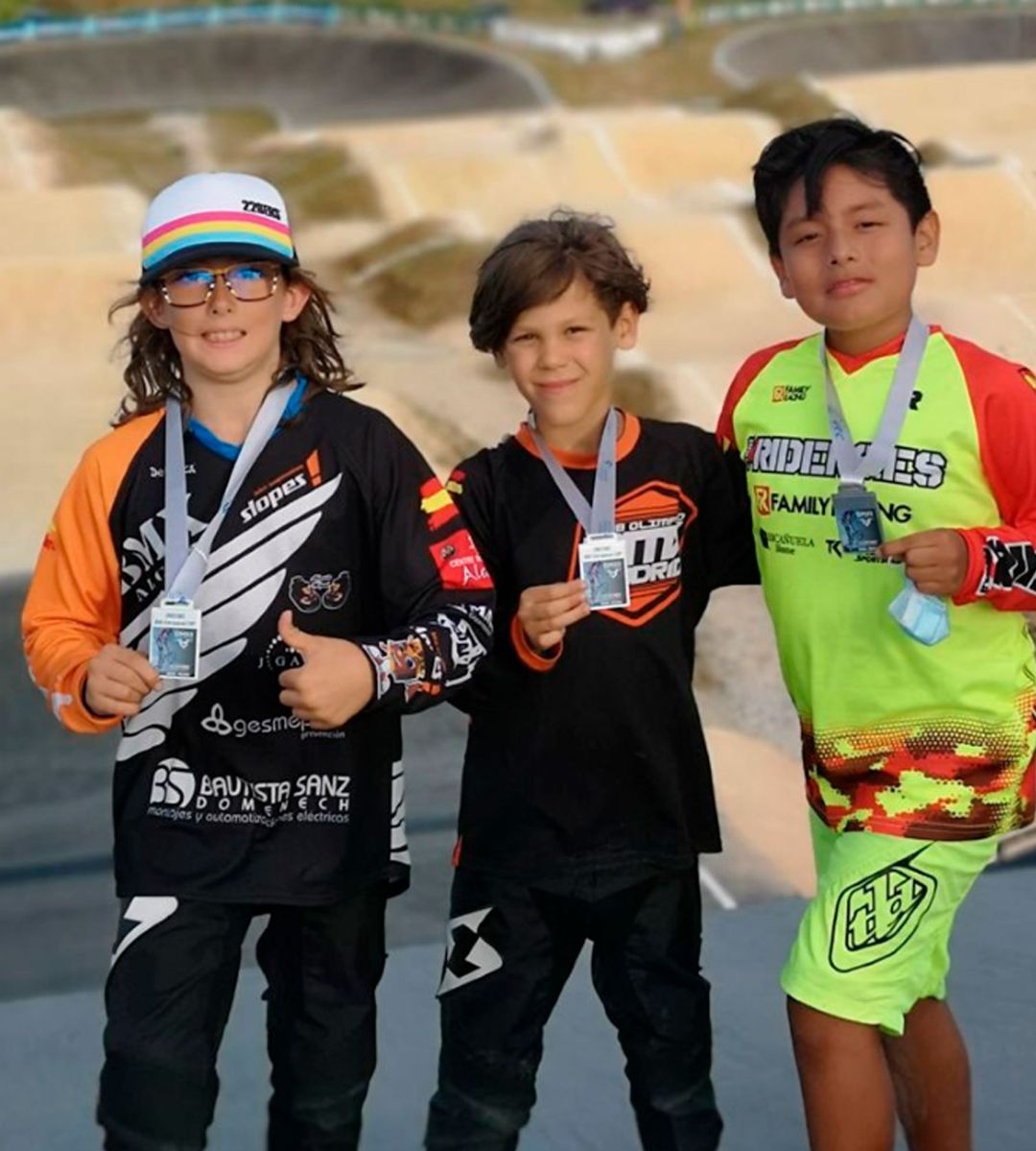 Vicente García junto a dos amigos suyos de Madrid que también subieron al podio como Abel Ramila y Gerald Brandon Vicente García junto a dos amigos suyos de Madrid que también subieron al podio como Abel Ramila y Gerald Brandon