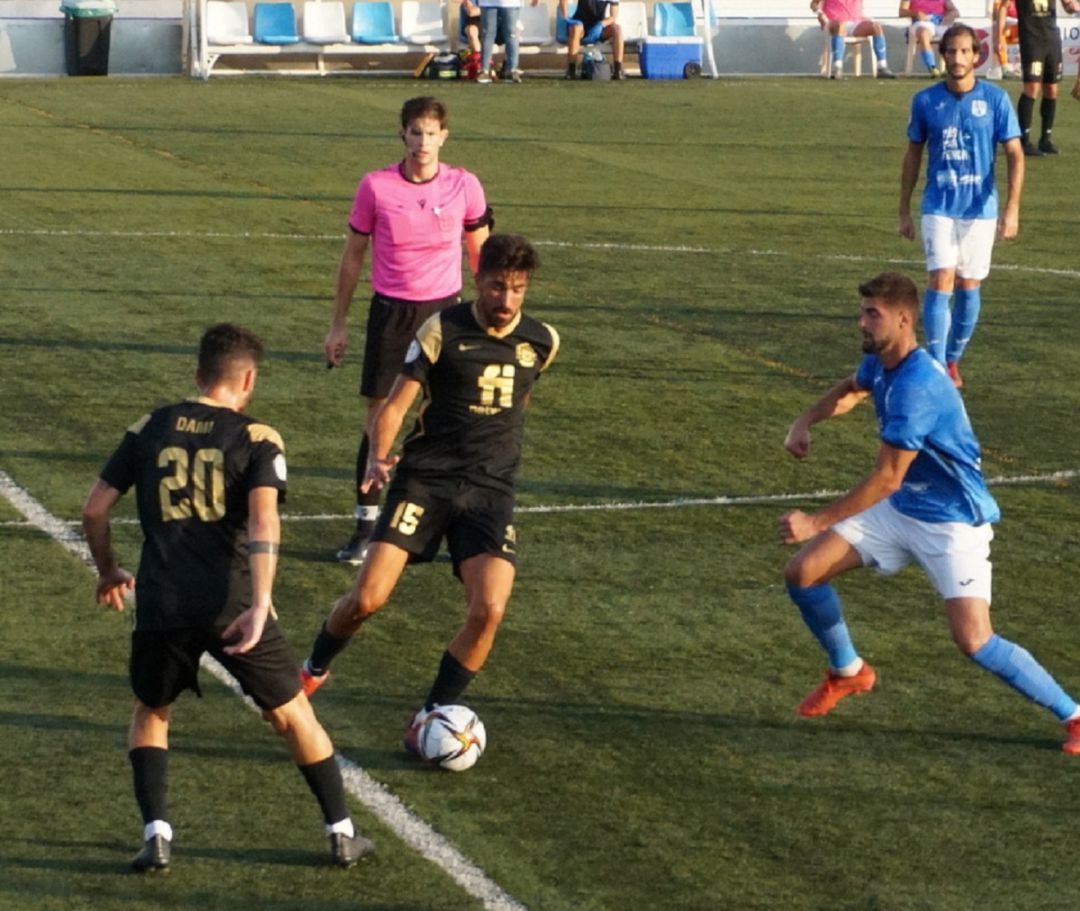 Los dos equipos pelearon sobre un terreno de juego poco apto para la prácitca del fútbol Los dos equipos pelearon sobre un terreno de juego poco apto para la prácitca del fútbol