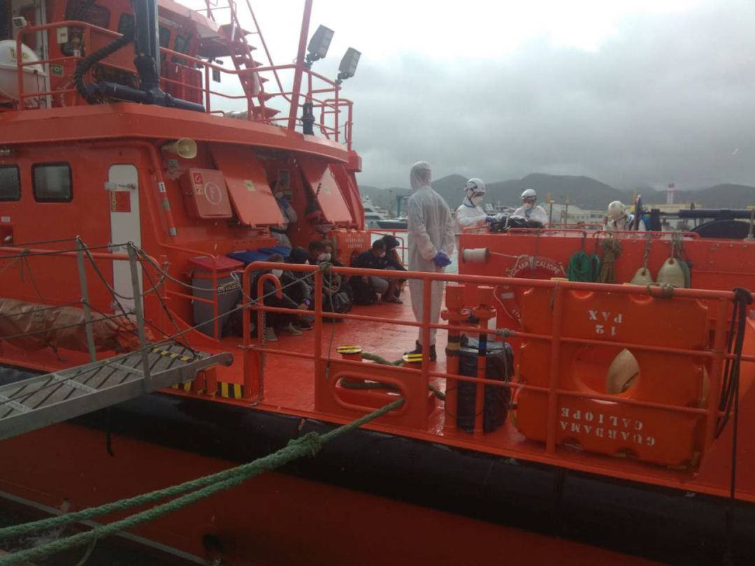 Imagen de archivo de inmigrantes trasladados en una embarcación de Salvamento Imagen de archivo de inmigrantes trasladados en una embarcación de Salvamento