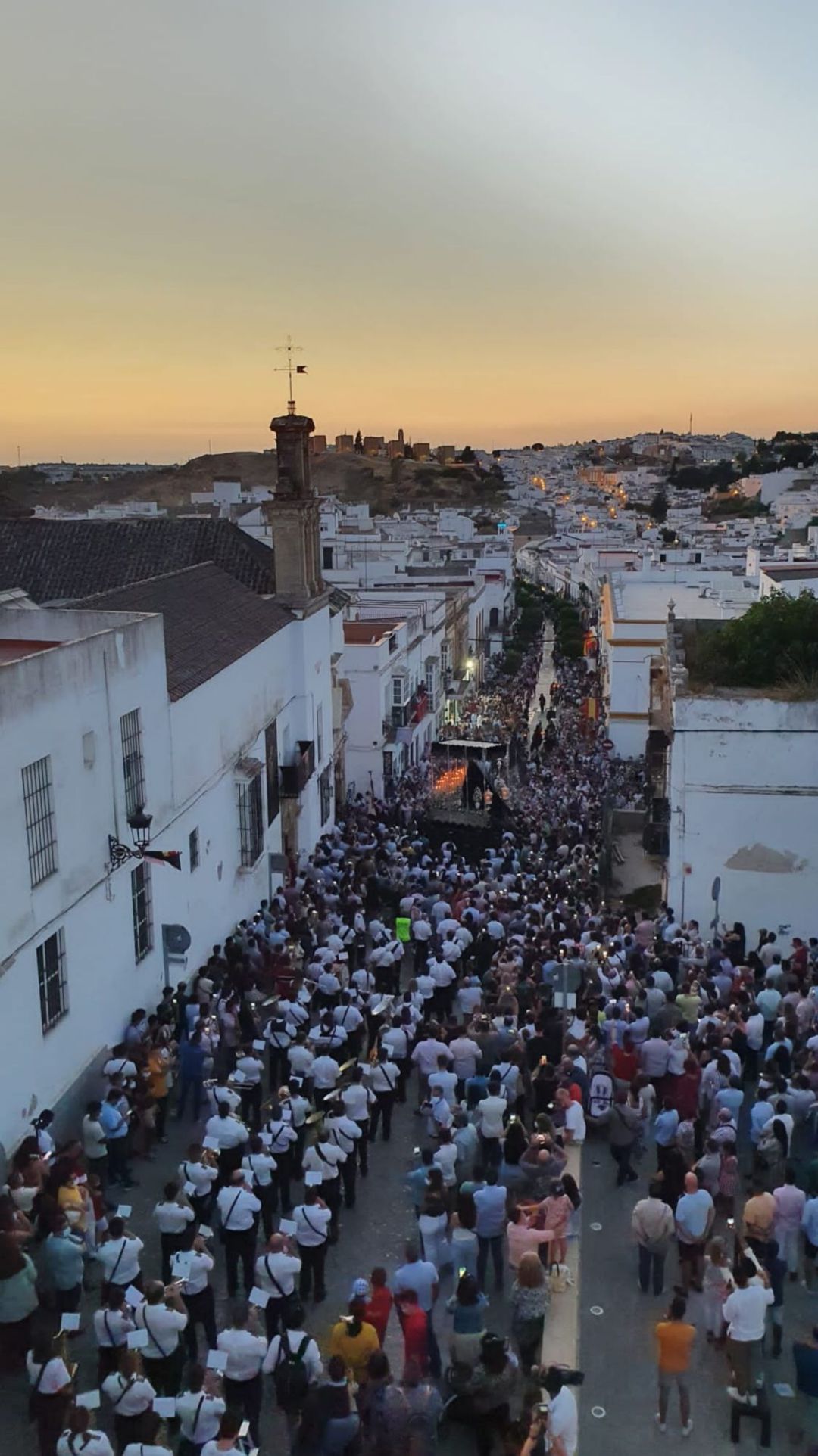 Imagen panorámica de un momento de la histórica salida extraordinaria de la Soledad en Arcos Imagen panorámica de un momento de la histórica salida extraordinaria de la Soledad en Arcos