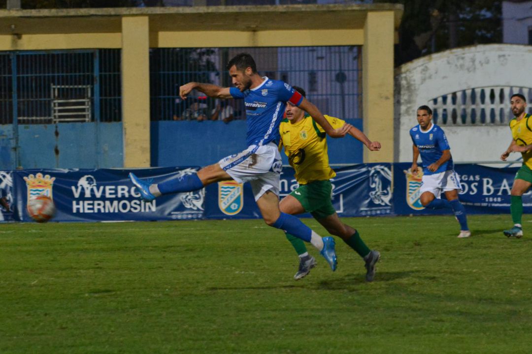 Colorado en un lance del partido ante Los Barrios Colorado en un lance del partido ante Los Barrios