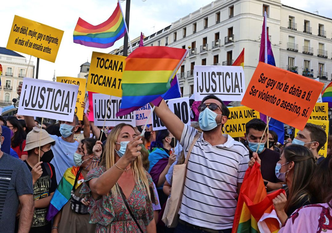 Manifestantes durante la concentración convocada por diferentes asociaciones LGTBI+ para denunciar la pasividad de las instituciones madrileñas ante la ola de agresiones que sufren, este sábado en la Puerta del Sol de Madrid. Manifestantes durante la concentración convocada por diferentes asociaciones LGTBI+ para denunciar la pasividad de las instituciones madrileñas ante la ola de agresiones que sufren, este sábado en la Puerta del Sol de Madrid.