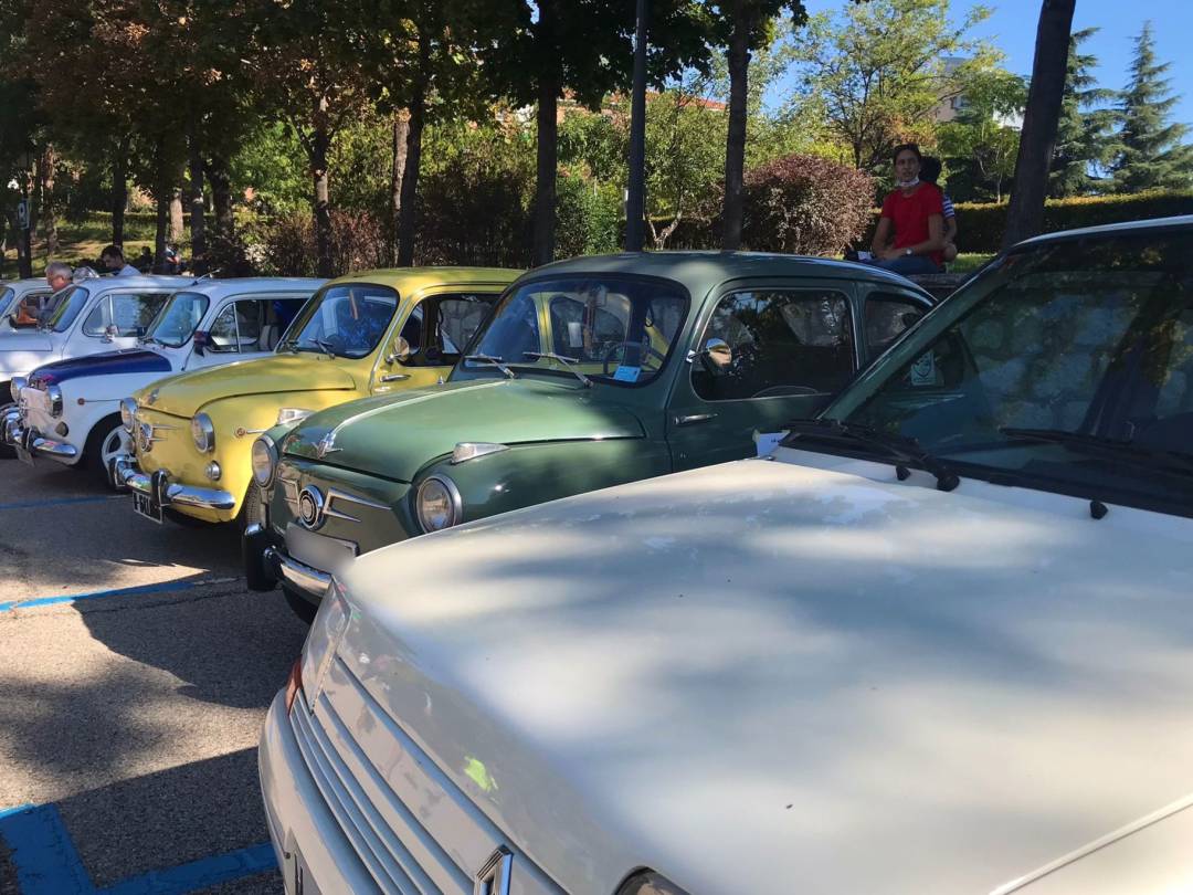 Varios coches estacionados al inicio de la concentración Varios coches estacionados al inicio de la concentración