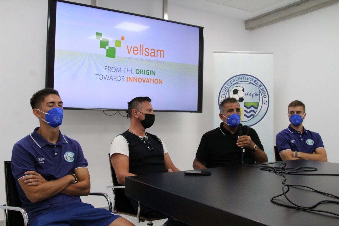 Alejandro Bouza presentando a sus jugadores en Vellsam. Alejandro Bouza presentando a sus jugadores en Vellsam.
