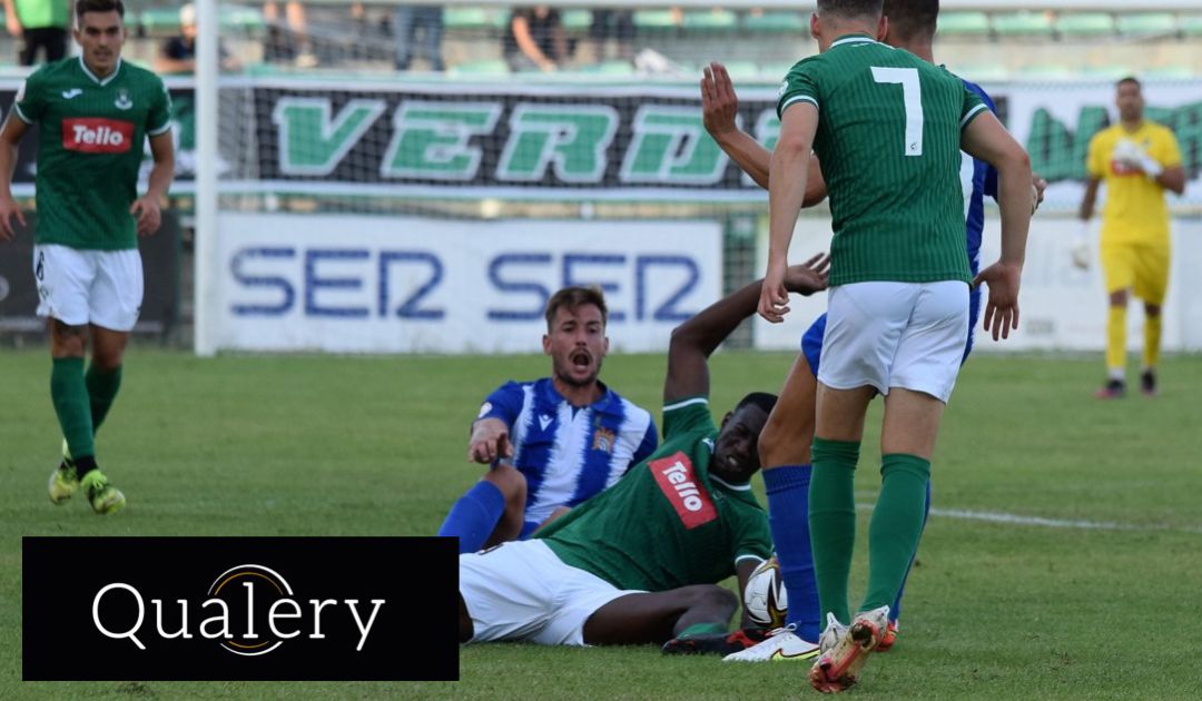 Mamau cae al suelo ante la acción de un rival Mamau cae al suelo ante la acción de un rival