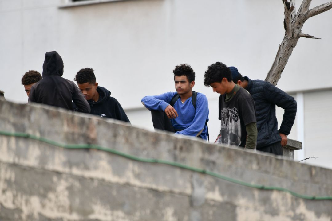 Varios menores migrantes, en el tejado de una nave industrial, a 27 de agosto de 2021, en Ceuta, (España). Varios menores migrantes, en el tejado de una nave industrial, a 27 de agosto de 2021, en Ceuta, (España).