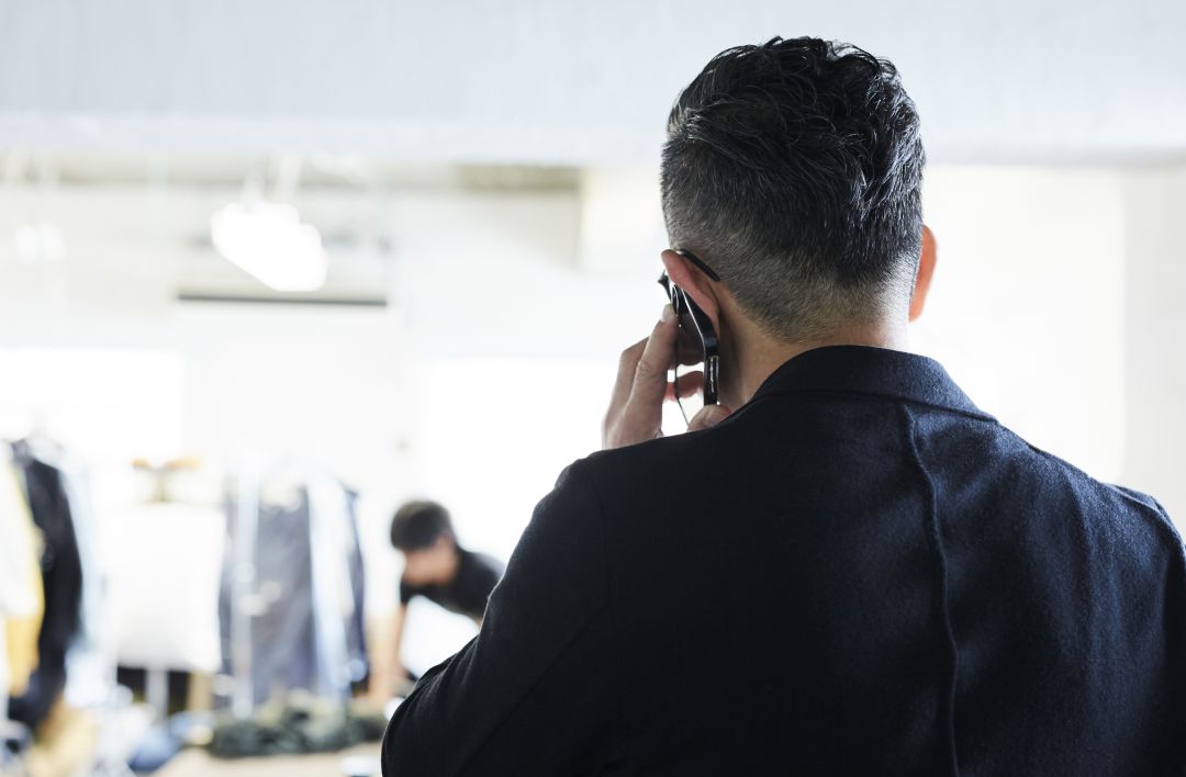 Una persona atendiendo una llamada telefónica. Una persona atendiendo una llamada telefónica.